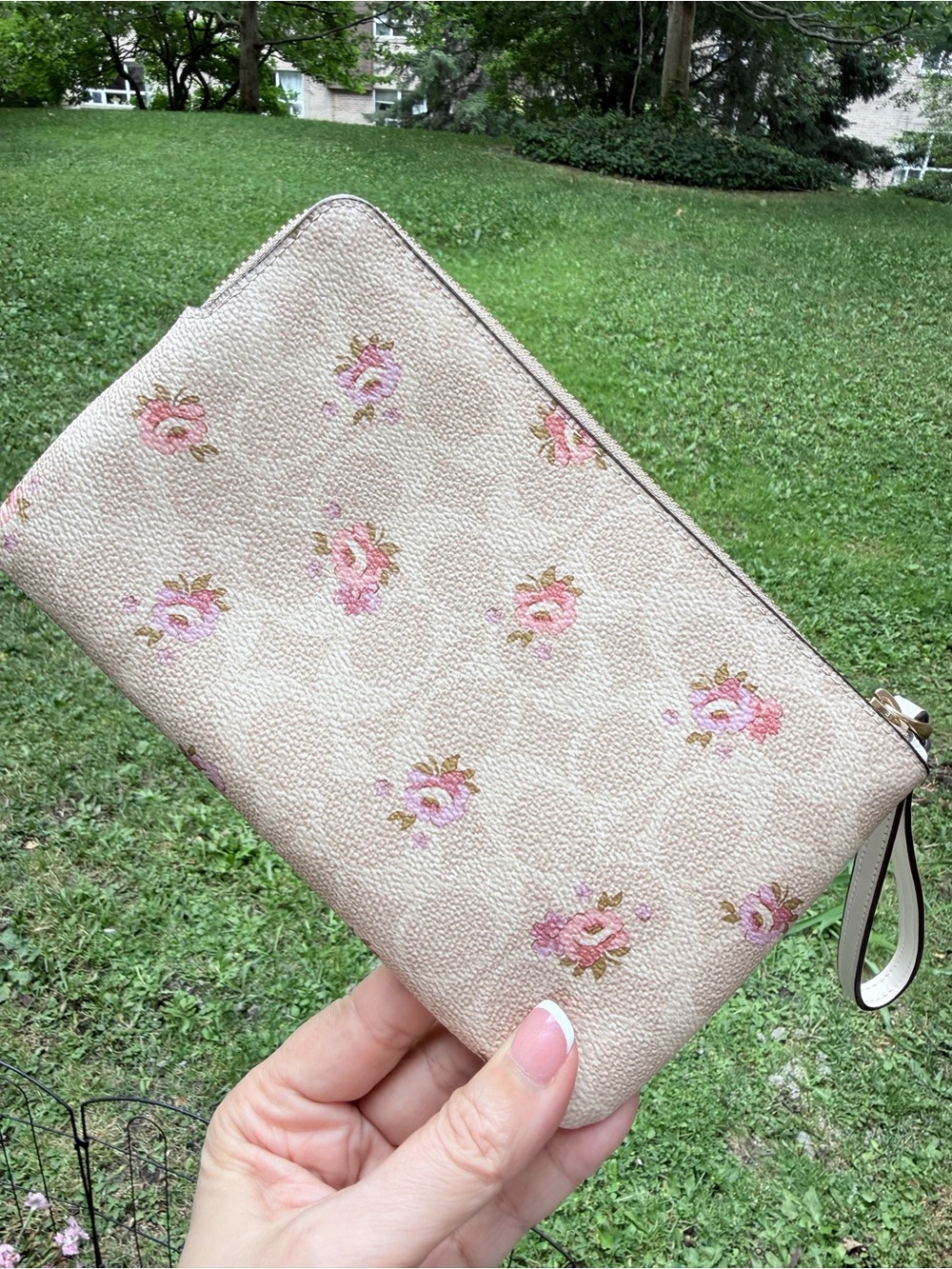 Coach large corner zip wristlet in signature canvas in floral print - Picture 4 of 7